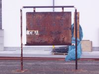 심하게 녹슨 간판