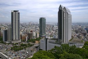 고베 예술 센터 (중앙), 신코베 오리엔탈 시티 (오른쪽)