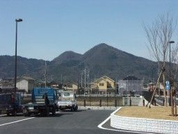 가시바시 서쪽에 우뚝 솟은 이가미산(二上山). 오른쪽이 수컷 봉우리(雄岳). JR 고이토(五位堂)역 앞에서 촬영