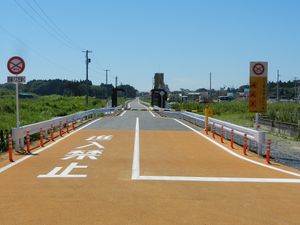 BRT 운행을 위해 버스 전용 도로로 바뀐 구 게센누마선 선로 부지 (사이치역 부근)