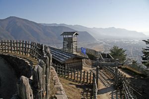 아라토조(荒砥城) 터에 복원된 성곽 모습