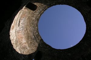 베스티불은 궁전 지하실로 이어진다.