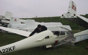 글라이더를 트레일러에서 내리고 날개를 동체에 부착하고 있는 모습(이타쿠라 활공장)