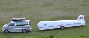 글라이더를 넣은 트레일러를 자동차로 이동