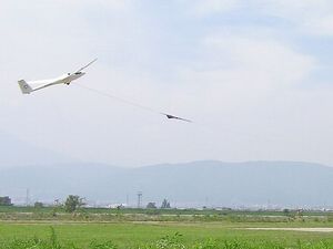 윈치 견인으로 이륙하는 모습(나가노시 활공장)