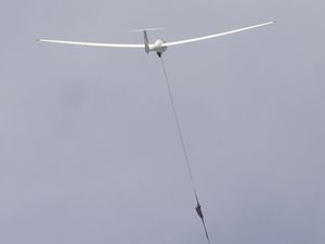 윈치에 견인되는 글라이더(나가노시 활공장)