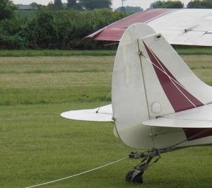 견인기에 부착된 항공기 견인 로프