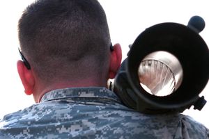 스웨덴의 칼 구스타프 M3 84mm 무반동포 포미. 포탄이 장전되지 않아 약실 내면은 매끄럽지만, 안쪽 포신에는 강선이 보인다. 오른쪽 아래 돌기에는 격발 기구가 내장되어 약통 측면의 뇌관을 친다.