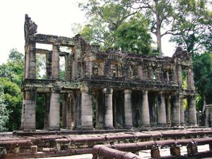 원주 형태의 기둥이 있는 장경각(2층 건물)