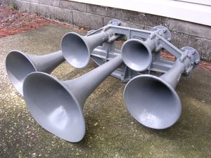 5개의 '차임벨'을 가진 레슬리 S5T 기관차 경적