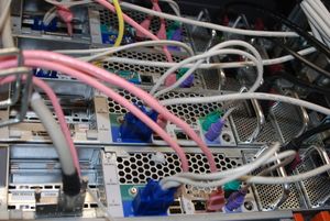 후면에서 본 서버 랙