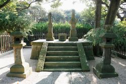 미우라 안진(애덤스)과 그의 아내 추모탑. 아내 이름 '오유키(お雪)'는 후대에 창작된 것이다.