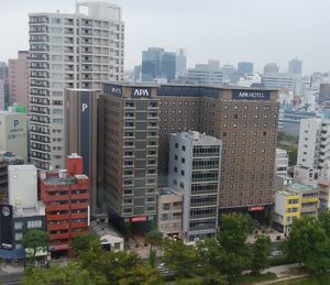 위에서 본 모습. 다시 한번 건물이 연결되어 있음을 확인할 수 있다. 입체 주차장을 포함하여 알파벳 F자 형태의 토지에 지어져 있다.