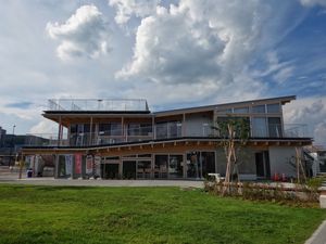 남쪽 출구 역 앞에 위치한 요리이역 남쪽 출구 역 앞 거점 시설 "Yotteco"