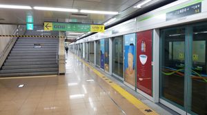 내려가는 승강장(2018년 4월)