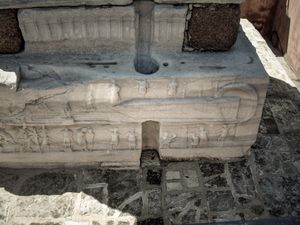 오벨리스크 수송 및 수직 균열의 흔적 (북쪽 면).