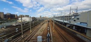 다케시타역 승강장 (오른쪽), 왼쪽에는 하카타 운전구가 있다 (2020년 11월)