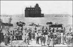 레아타 저택 세트에서 촬영 중인 출연진과 제작진. 제2제국 빅토리아 양식의 저택 외관은 보리스 레벤이 디자인했으며, 영화의 상징적인 이미지가 되었다.