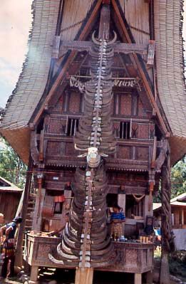 통코난 벽면의 다채로운 목각 장식