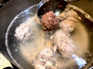 정어리로 만든 전형적인 츠미레 (냄비에 떼어 "넣고" 있는 순간을 포착한 것).