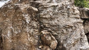 석회암층 내 습곡, 제천시 수산면 서곡로 596 입구 도로변