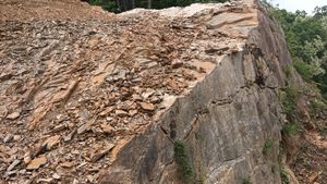 제천시 청풍면 황석리, 청경명리조트(도로명주소 : 제천시 청풍면 호반로 4060) 전면 지방도 제532호선 도로변의 삼태산층 석회암