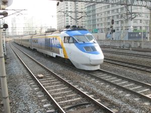 3대 도색(1호차)과 2대 도색(2호차 이후)의 혼합 편성