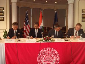 존 헌츠먼(2007년 10월), 유타주와 뉴델리의 의료 협력에 관한 양해각서에 서명하고 있다.