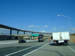 3개의 고속도로가 교차하는 분기점 부근의 캘리포니아주 91호선(리버사이드 프리웨이), 2006년 12월 21일.