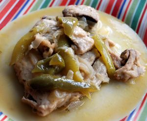 바스크 요리인 날개다랑어를 사용한 Bonito del Norte con 피페라드