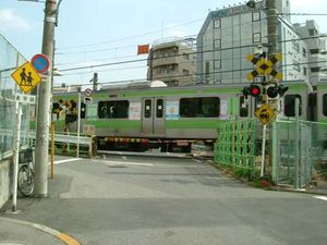 역 부근에 있는 야마노테선 유일의 건널목인 제2 나카자토 건널목 (2005년)