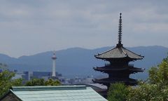 탑(불탑)과 탑(타워)앞쪽은 불탑으로 층탑인 야사카의 탑이 있고, 뒤쪽에는 광의의 "탑"으로 세속의 탑인 교토 타워가 보인다.