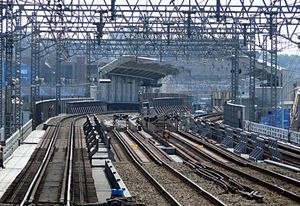 후타코타마가와역 승강장에서 촬영(2007년 5월 4일). 촬영 시점에서는 아직 중앙의 선로는 후타코신치 역까지 부설되지 않았다.