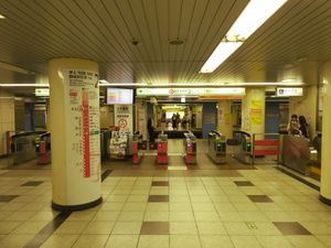 니혼바시 방면 개찰구 (2016년 5월)