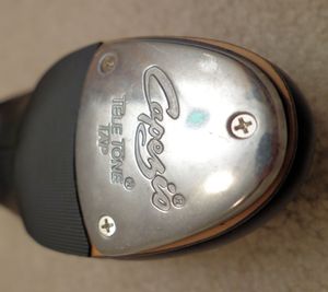 발가락 바닥에 있는 금속 탭