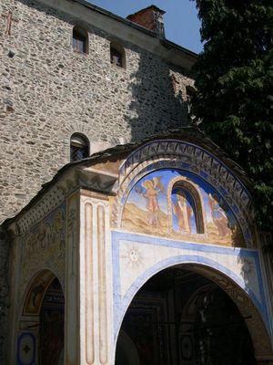 외부의 문 중 하나