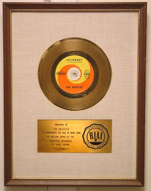 비틀즈의 "예스터데이" 싱글반에 대해 미국 음반 협회가 수여한 골드 디스크 레코드