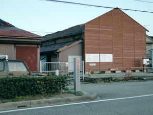 쌀 소동 발상지의 석비와 수리 중인 옛 12은행 창고