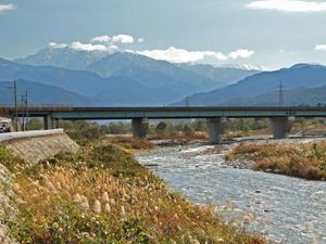 가타카이강: 케쇼 연봉을 발원지로 한다.
