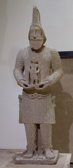 신상(神像)을 든 군사 지휘관의 석회암 조각상.