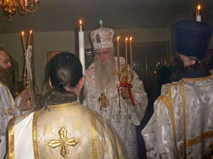 파스카 아침기도에서 주교가 파스칼 트리키론을 들고 부제(주교를 향해 서 있음)가 파스카 촛불을 들고 있다. (웨스트버지니아주 웨인의 성 십자가 수도원)