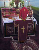 성소에 있는 받침대에 놓인 부활절 십자가