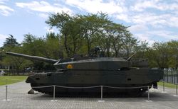 시제 1호차 측면(육상자위대 홍보 센터).