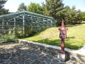 덮개로 보호 중인 5호묘