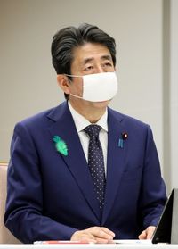 실제로 착용한 내각총리대신 아베 신조. 입과 코를 완전히 덮지 못하는 모습