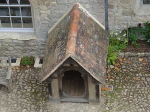 아이탐 매너 하우스의 개집을 위에서 본 사진. 맞배지붕이며, 그 표면이 튼튼한 지붕재로 덮여 있다.