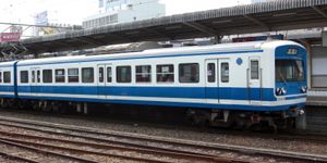 극 중에 등장하는 이즈하코네 철도 슨즈 선 쿠하 3504 차량