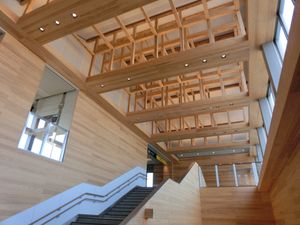 나무를 많이 사용한 역사의 천장