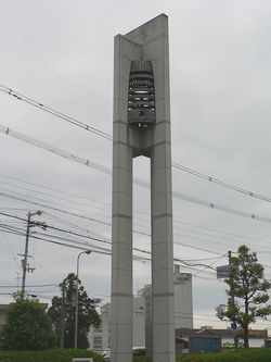 구청 부지 내에 세워진 범종 오브제