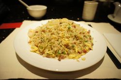 마카오의 광둥 요리점에서 맛볼 수 있는 정통 양저우 차오판. WynnMacau-Red8의 양저우 차오판.